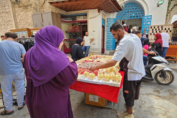 مردم در 20 سپتامبر 2022 از بازاری در طرابلس پایتخت لیبیا خرید می کنند. - اسپوتنیک افغانستان  