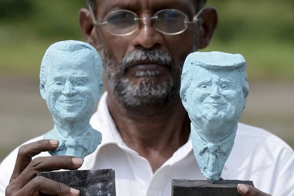 مجسمه های گلی دونالد ترامپ و جو بایدن توسط هنرمند سریلانکایی اوپالی دیاس. - اسپوتنیک افغانستان  