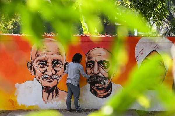 نقاشی دیواری که چهره‌های برجسته مبارزات آزادی هند در دهلی نو را به تصویر می‌کشد. - اسپوتنیک افغانستان  