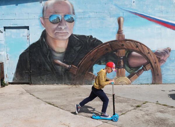 نقاشی دیواری ولادیمیر پوتین رئیس جمهور روسیه در یالتا. - اسپوتنیک افغانستان  
