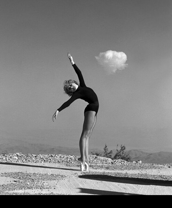 Балерина Салли مک گلوسی باله &quot;اتمی&quot; را در کوه چارلستون اجرا می کند. پشت سر رقصنده ابری از انفجار هسته ای است. ایالت نوادا، 6 آپریل 1953. - اسپوتنیک افغانستان  