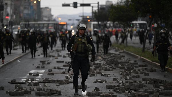 Сотрудники полиции во время столкновений со сторонниками бывшего президента Перу Педро Кастильо на окраине префектуры Лимы - اسپوتنیک افغانستان  