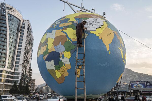 در این عکس که در 6 دسامبر 2022 گرفته شده است،نقاشی کره زمین توسط مقامات شهرداری در میدان دهن باغ در کابل نصب شده است. - اسپوتنیک افغانستان  