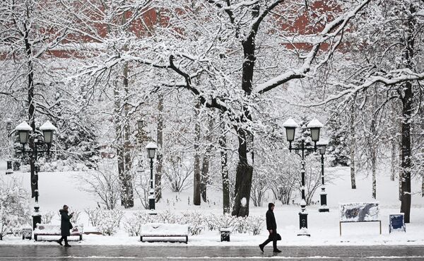 شهروندان در باغ الکساندر پوشیده از برف قدم می زنند. طی روز گذشته، یک چهارم بارندگی ماهانه در مسکو باریده است. در نتیجه حمله طوفان مدیترانه در روز گذشته، بارش های  برف مرکز روسیه را در آغوش گرفت. - اسپوتنیک افغانستان  