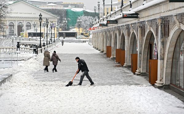 برف پاکی در میدان مانئنایا طی روز گذشته. یک چهارم بارندگی ماهانه در مسکو باریده است. در نتیجه خروج طوفان مدیترانه در روز گذشته، بارش های غیرعادی برف مرکز روسیه را درنوردید. - اسپوتنیک افغانستان  