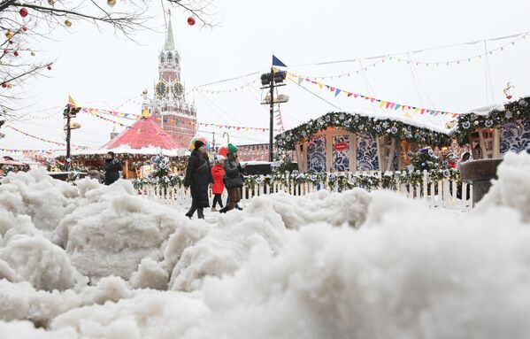 بارش برف در میدان Manezhnaya. طی روز گذشته، یک چهارم بارندگی ماهانه در مسکو باریده است.  - اسپوتنیک افغانستان  