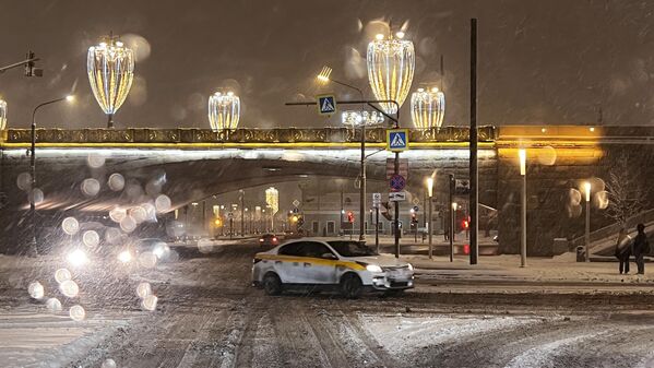 حرکات موترها حین باران برف در شهر مسکو. - اسپوتنیک افغانستان  