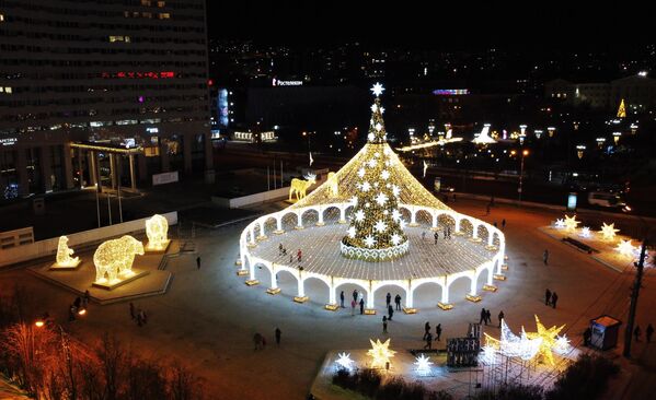نورپردازی سال نو در میدان مرکزی پنج گوشه در مورمانسک. - اسپوتنیک افغانستان  
