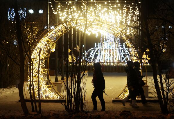 روشنایی سال نو در میدان مرکزی &quot;پیات اوگلوف&quot; در مورمانسک - اسپوتنیک افغانستان  
