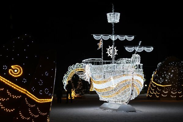 روشنایی سال نو در نزدیکی ساختمان ایستگاه بحری در مورمانسک. - اسپوتنیک افغانستان  