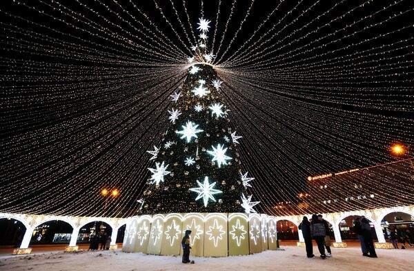 درخت کریسمس در میدان مرکزی &quot;پنج گوشه&quot; در مورمانسک. - اسپوتنیک افغانستان  