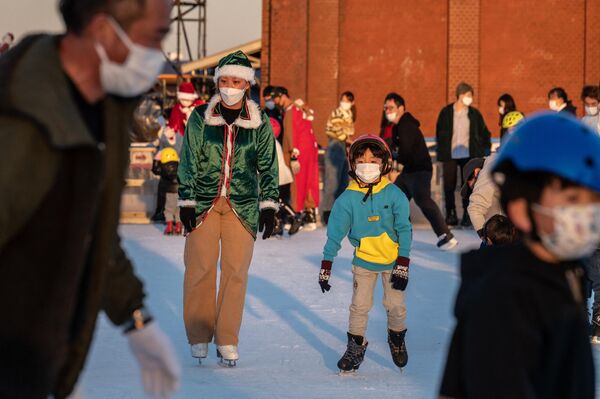 مردم در حال اسکیت روی یخ در یوکوهاما 10 دسامبر 2022 - اسپوتنیک افغانستان  