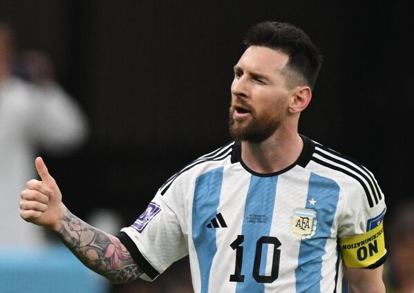 خوشحالی لیونل مسی آرژانتینی پس از زدن یک پنالتی در بازی یک چهارم نهایی جام جهانی بین هلند و آرژانتین  - اسپوتنیک افغانستان  
