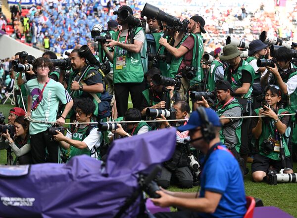 خبرنگاران قبل از شروع بازی مرحله گروهی جام جهانی بین جاپان و کاستاریکا. - اسپوتنیک افغانستان  