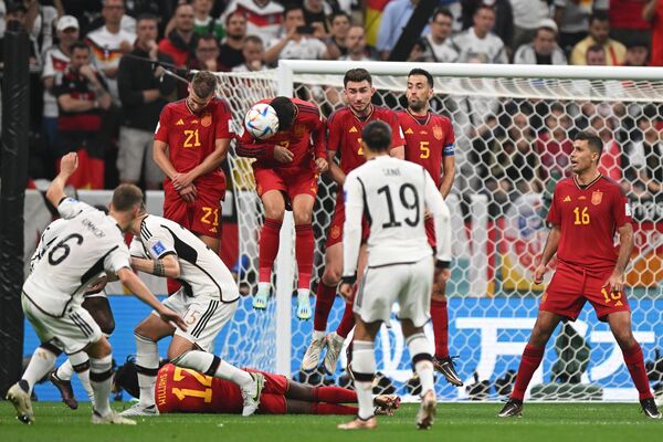 لحظه بازی در دروازه تیم ملی اسپانیا در بازی مرحله گروهی جام جهانی بین تیم های ملی اسپانیا و آلمان. - اسپوتنیک افغانستان  