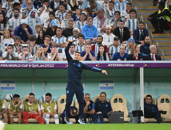 لیونل اسکالونی سرمربی آرژانتین در بازی یک چهارم نهایی جام جهانی بین هلند و آرژانتین. - اسپوتنیک افغانستان  