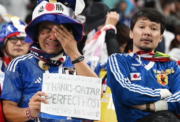 هواداران تیم ملی جاپان پس از بازی یک هشتم نهایی جام جهانی بین جاپان و کرواسی. - اسپوتنیک افغانستان  