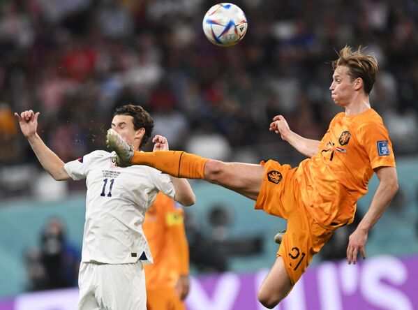 Brenden Aaronsohn بازیکن تیم ایالات متحده و Frenkie de Jong بازیکن تیم هلند (راست) در مرحله یک هشتم نهایی جام جهانی بین هلند و ایالات متحده آمریکا. - اسپوتنیک افغانستان  