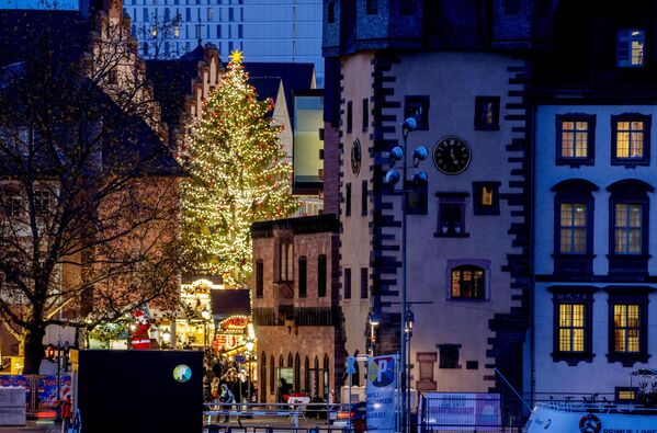 بازار کریسمس در بین ساختمان‌های فرانکفورت، آلمان، به تصویر کشیده شده است. - اسپوتنیک افغانستان  