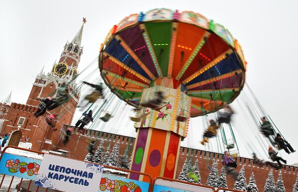 باز دیدکنندگان بازار کریسمس  در &quot;میدان سرخ &quot; مسکو ، روسیه چرخ و فلک سواری می کنند. - اسپوتنیک افغانستان  