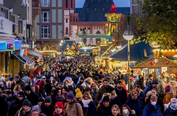 مردم در خیابان کوچکی بین بازار کریسمس و خیابان اصلی خرید در فرانکفورت، آلمان قدم می زنند. - اسپوتنیک افغانستان  