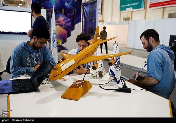 کارمندان یازدهمین نمایشگاه هوافضا در کیش.  - اسپوتنیک افغانستان  