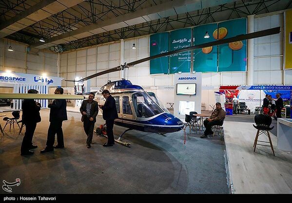 بازدیدگنندگان در حال مشاهده هلیکوپترها هستند. - اسپوتنیک افغانستان  