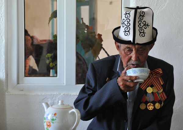 تصویری که در 7 می 2015 گرفته شده است، در آن سرباز 93 ساله جنگ جهانی دوم را نشان می دهد که در خانه خود در روستای توک-بای، حدود 20 کیلومتری بیشکک، پایتخت قرقیزستان، در حال نوشیدن چای است. سردار آکیل بیکوف از سال 1941 تا 1943 در فرقه 214 پیاده نظام خدمت کرد. اصالتاً قرقیزستانی بود و در جبهه بلگورود جنگید. قرقیزستان هفتادمین سالگرد پیروزی متفقین بر آلمان نازی در جنگ جهانی دوم را در 9 می جشن می گیرد. - اسپوتنیک افغانستان  