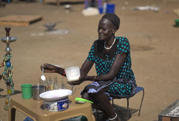 یک زن آواره در داخل محوطه سازمان ملل که به خانه هزاران نفر از آواره‌های جنگ اخیر در جوبا، سودان جنوبی تبدیل شده است، برای دیگران چای درست می‌کند. اوهورو کنیاتا، رئیس‌جمهور کنیا روز جمعه از رهبران سودان جنوبی خواست تا اختلافات سیاسی خود را از طریق مسالمت آمیز حل و فصل کنند و خشونتی را که بیش از 120000 نفر را در جدیدترین کشور جهان آواره کرده است، با مثال نلسون ماندلا فقید، متوقف کنند و گفت در کشوری که &quot;دریچه بسیار کوچکی از فرصت برای تامین صلح وجود دارد&quot;. جنگ از 15 دسامبر ترس از جنگ داخلی تمام عیار را برانگیخته است. - اسپوتنیک افغانستان  