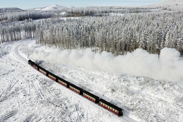 یک قطار در حال حرکت از میان منظره ای پوشیده از برف در کوه های هارتز در آلمان12 دسامبر 2022 - اسپوتنیک افغانستان  
