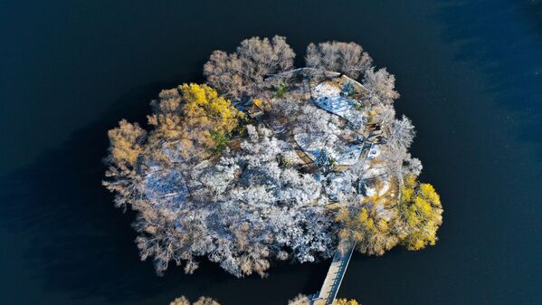  نمای هوایی از پارک بیلینگ پس از بارش برف در شن یانگ، در شمال شرقی ولایت لیائونینگ چین13 دسامبر 2022 - اسپوتنیک افغانستان  