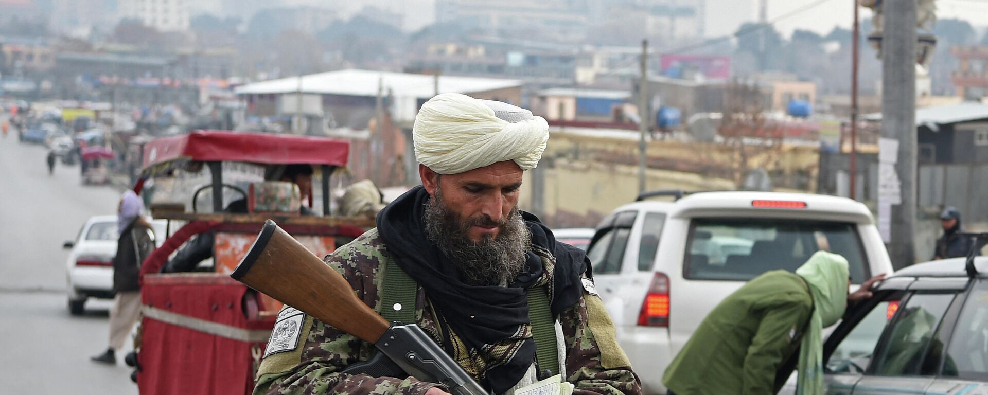Член Талибана проверяет документ автомобилиста на блокпосту в Кабуле 23 декабря 2021 года. - اسپوتنیک افغانستان  , 1920, 17.12.2022