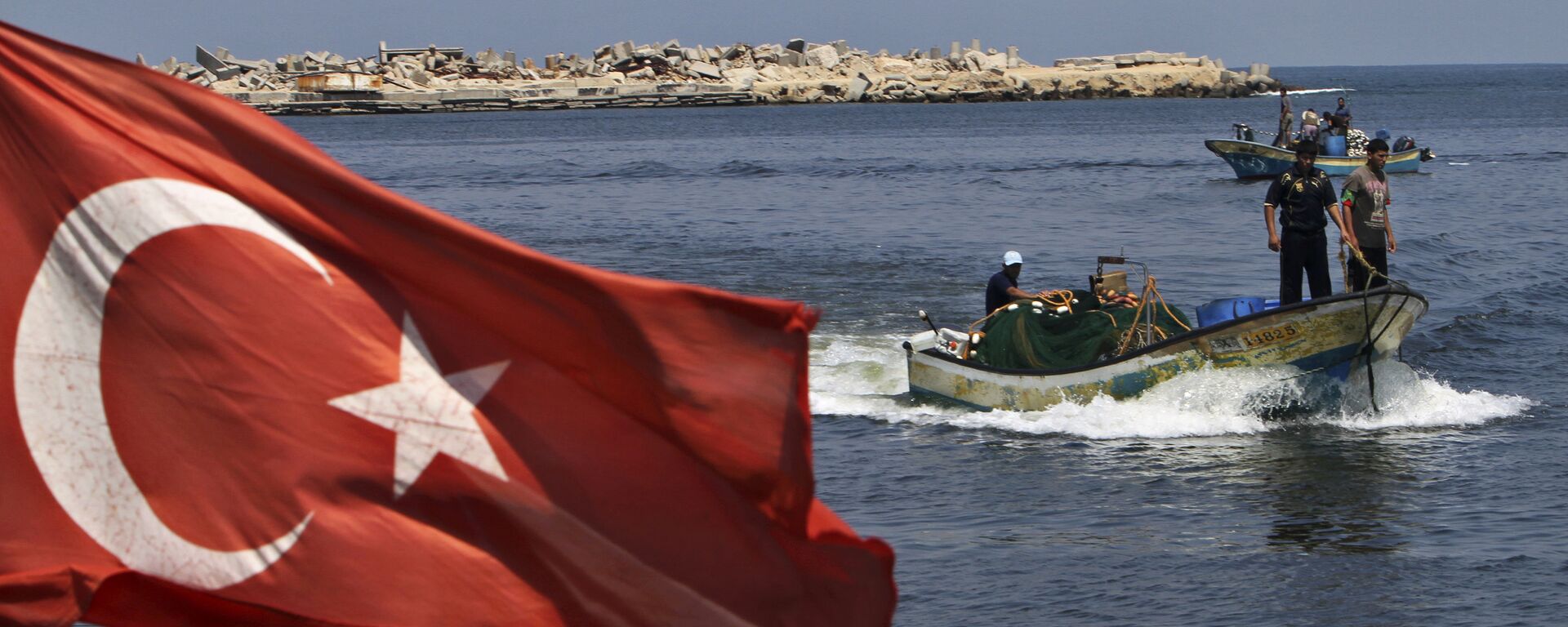 A Turkish flag hangs in the Gaza port as fishermen in their boats pass off the shore of Gaza City, Tuesday, Sept. 13, 2011 - اسپوتنیک افغانستان  , 1920, 17.12.2022