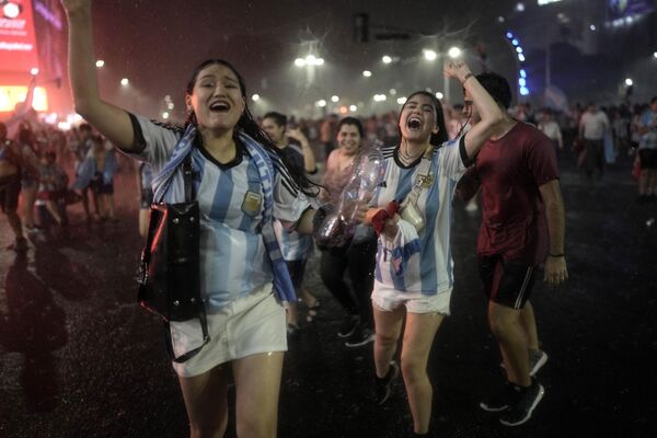 هواداران تیم ملی فوتبال آرژانتین پیروزی تیمشان در مرحله یک چهارم نهایی جام جهانی مقابل هلند را در بوئنوس آیرس، آرژانتین،  جشن می گیرند. - اسپوتنیک افغانستان  
