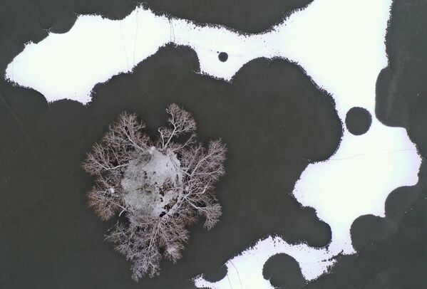 نمای هوایی دریاچه ای یخ زده با مناطق پوشیده از برف در پارک ریچموند در جنوب غربی لندن را نشان می دهد. 12 دسامبر 2022. - اسپوتنیک افغانستان  