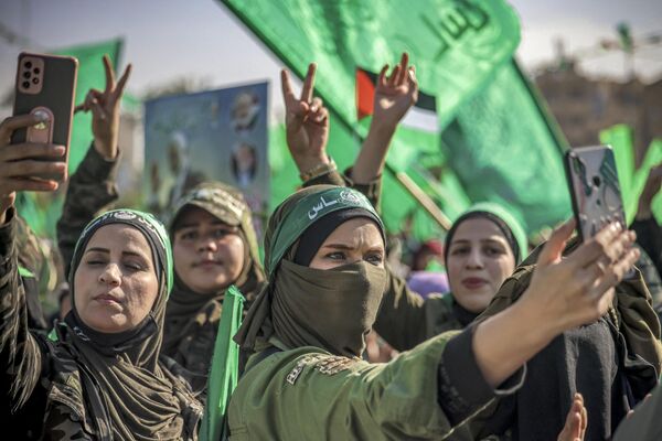 زنان حامی جنبش اسلامگرای فلسطینی حماس برای تظاهراتی در شهر غزه به مناسبت سی و پنجمین سالگرد تأسیس این گروه گرد هم می آیند.  14 دسامبر 2022 - اسپوتنیک افغانستان  