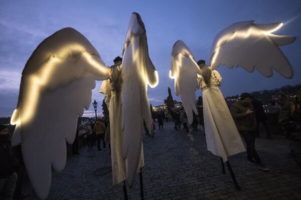 مجریانی با لباس فرشته در رژه فرشتگان کریسمس در پراگ . (عکس از Michal Cizek / AFP)   در 11 دسامبر 2022 - اسپوتنیک افغانستان  