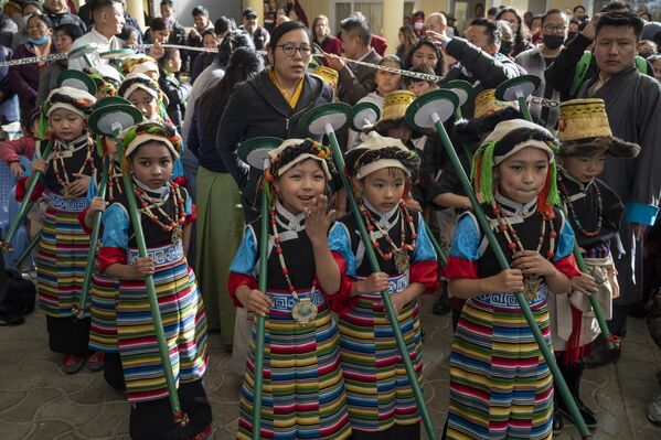 کودکان تبتی در تبعید منتظر اجرای یک رقص سنتی هستند در حالی که تبتی ها در چنین روزی در سال 1989 در دارمشالای هند، روز شنبه سالگرد اعطای جایزه صلح نوبل به رهبر معنوی خود دالایی لاما را جشن می گیرند.(AP Photo/Ashwini Bhatia)10 دسامبر 2022. - اسپوتنیک افغانستان  