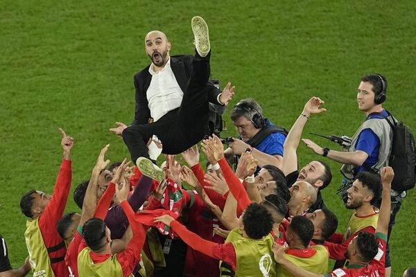 ولید رگراگی سرمربی مراکش در پایان بازی مرحله یک هشتم نهایی جام جهانی بین مراکش و اسپانیا. - اسپوتنیک افغانستان  