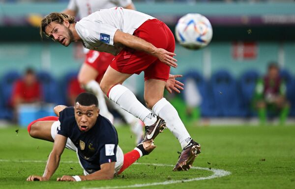 کیلیان امباپه فرانسوی و یواخیم اندرسن دانمارکی در بازی مرحله گروهی جام جهانی بین فرانسه و دانمارک. - اسپوتنیک افغانستان  