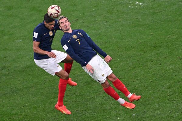 فوتبالیست های فرانسوی رافائل واران و آنتوان گریزمان در بازی نیمه نهایی جام جهانی بین فرانسه و مراکش. - اسپوتنیک افغانستان  
