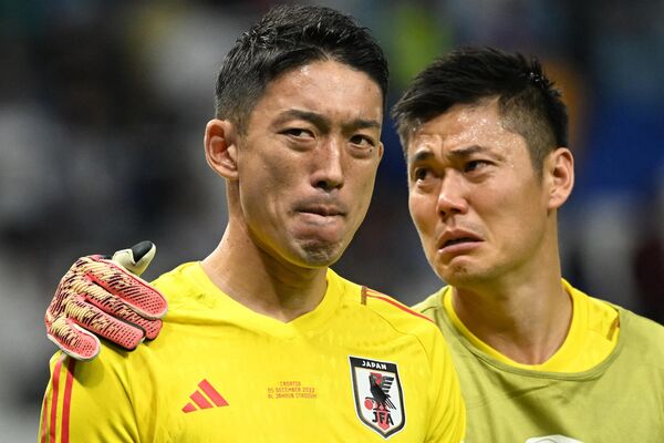واکنش دروازه بان شماره 12 شویچی گوندا  جاپان و دروازه بان شماره 01 جاپان، ایجی کاواشیما به شکست تیمشان در بازی فوتبال مرحله یک هشتم نهایی جام جهانی 2022 قطر - اسپوتنیک افغانستان  