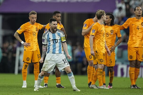 لیونل مسی ارژانتینی در حضور بازیکنان هلند در پایان بازی فوتبال یک چهارم نهایی جام جهانی بین هلند و ارژانتین. - اسپوتنیک افغانستان  