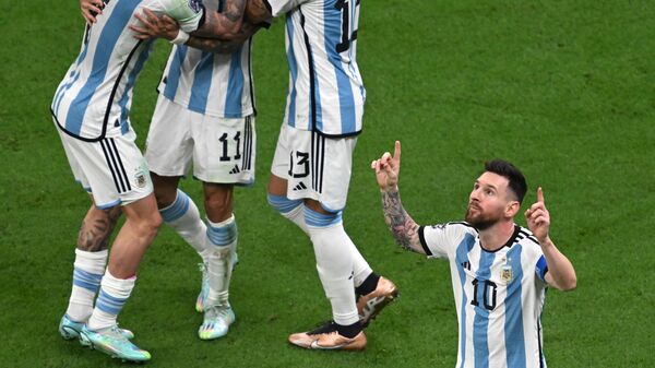 Игрок сборной Аргентины радуются забитому мячу в финальном матче чемпионата мира по футболу между сборными Аргентины и Франции - اسپوتنیک افغانستان  