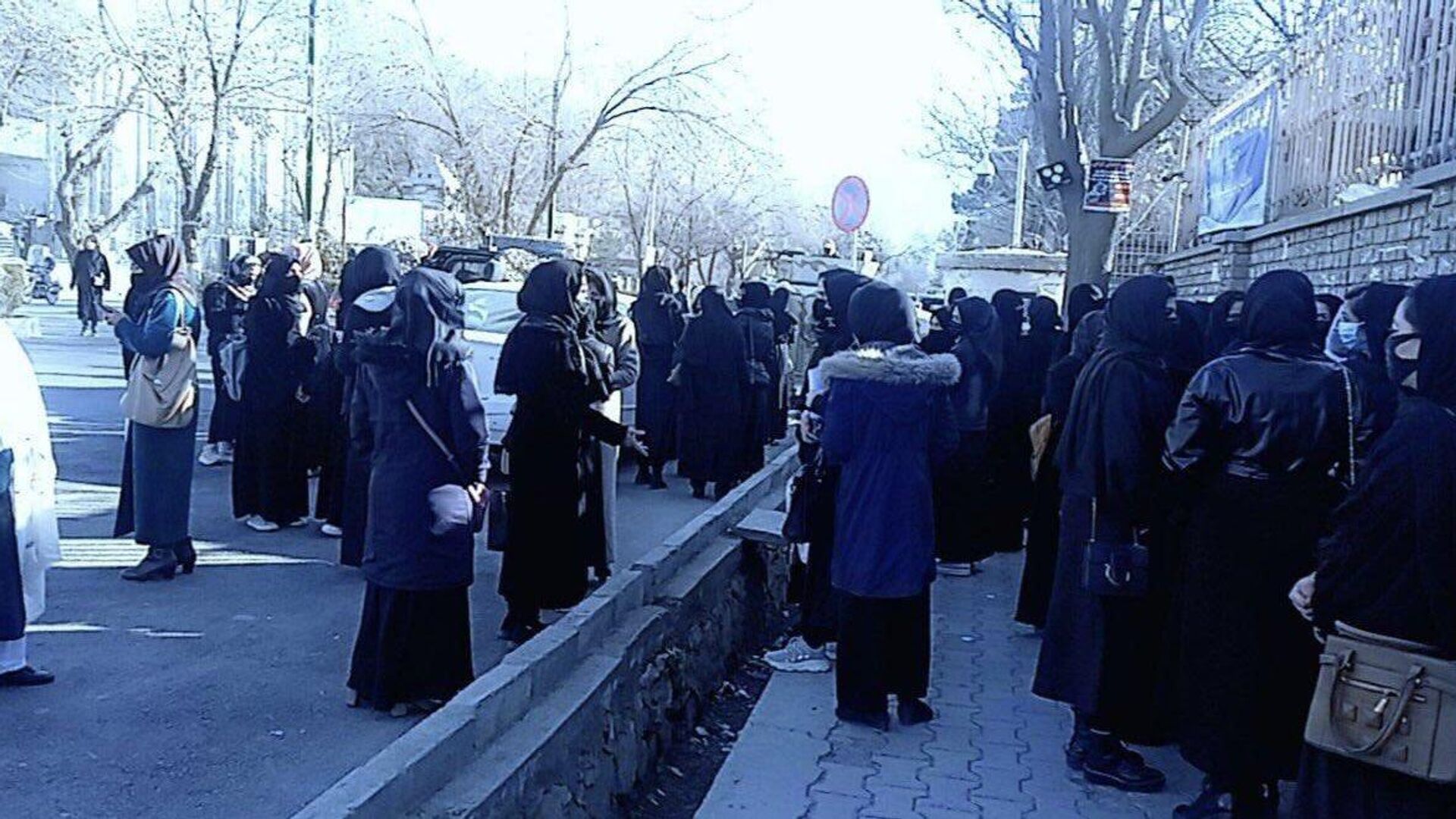 دختران در پشت در های بسته دانشگاه کابل - اسپوتنیک افغانستان  , 1920, 23.12.2022