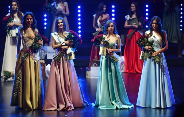 سمت راست: برنده مسابقه Miss CIS 2022 Diana Perkhanova (قزاقستان) در مراسم جوایز. مسابقه Miss CIS برای دومین بار در ارمنستان برگزار شد که 23 زیباروی که در کشور خود در مراحل مقدماتی این مسابقات شرکت کردند در آن شرکت کردند. - اسپوتنیک افغانستان  