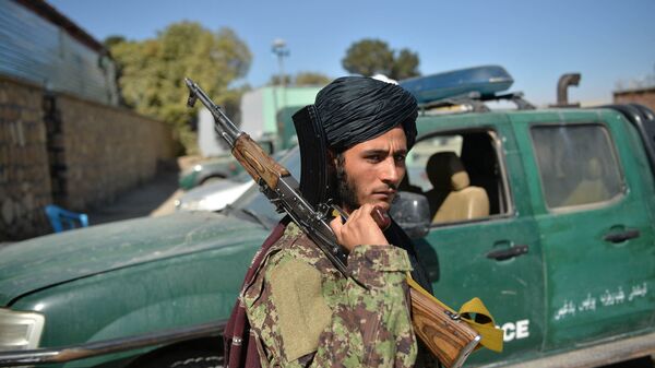 Боевик Талибана* на улице афганского города - اسپوتنیک افغانستان  