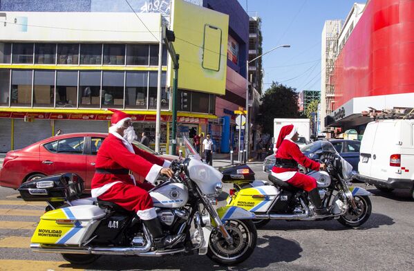 اعضای پولیس ترانزیت با لباس های بابانوئل همرا با موتور سیکلت خود در مونتری، ایالت نوو لئون، مکسیکو گشت می زنند. - اسپوتنیک افغانستان  