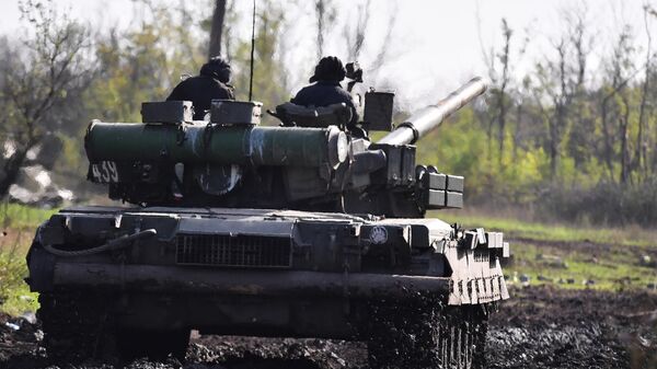 يتم إرسال دبابة تي-80 لإطلاق النار الحي في مواقع القوات المسلحة لأوكرانيا في منطقة دونيتسك - اسپوتنیک افغانستان  