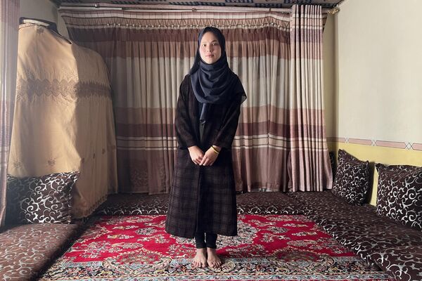 وجیهه کاظمی، بازمانده مرکز آموزشی کاج، سمستر اول دیپارتمنت حسابداری پوهنتون کابل در مصاحبه با خبرگزاری فرانسه در خانه اش در کابل عکس گرفته است.مردم افغانستان در 21 دسامبر در رسانه‌های اجتماعی نسبت به ممنوعیت حضور زنان در دانشگاه توسط طالبان، با استفاده از هشتگ#LetAfganGirlsLearn- یکی از تنها راه‌هایی که مردم همچنان می‌توانند در کشور اعتراض کنند، ابراز خشم کردند.در 21 دسامبر 2022. - اسپوتنیک افغانستان  
